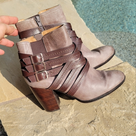 Sofft ARMINDA BOOTIE  Strappy Ankle Bootie  Leather Block heel  9M - Picture 1 of 11